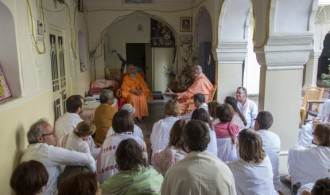 Satsang H.H. Swami Bhuvaneshwarananda Giri Maharajn en Pahari Baba Ashram (Amber, Jaipur)